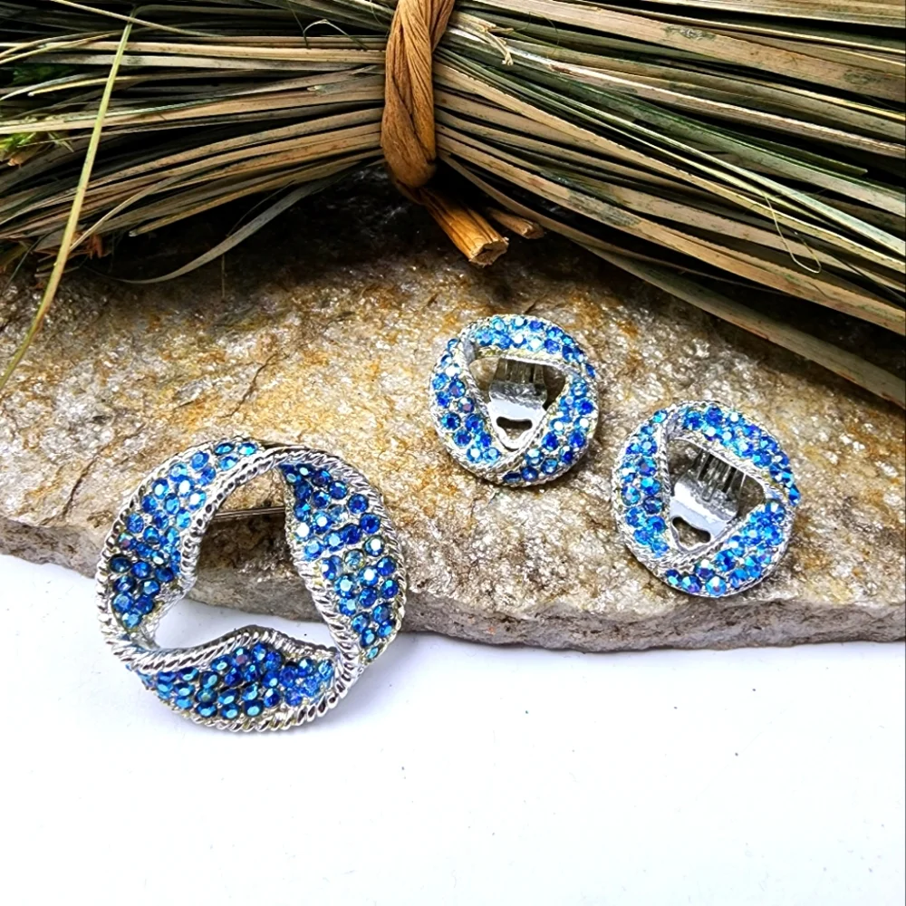 SIGNED 11 W 30 St INC Dodds Brooch & Earrings Set Clip-On Blue Rhinestone Silver